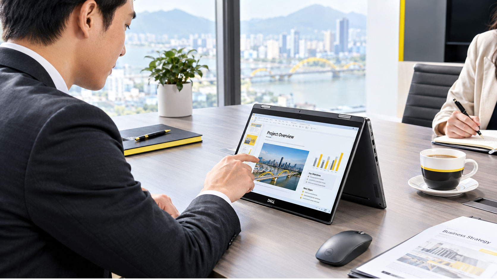DELL Latitude 5320 2-in-1 sử dụng trong công việc văn phòng