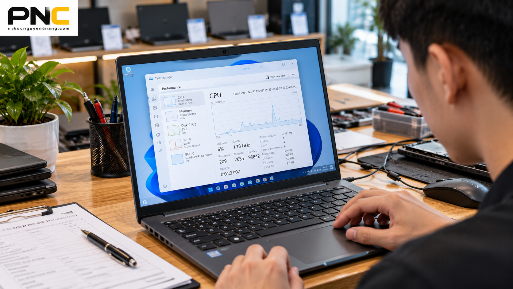 Kỹ thuật viên kiểm tra CPU RAM và SSD của laptop cũ trên Windows